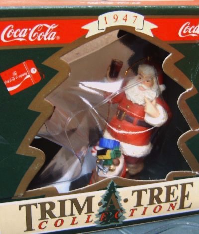 4588-2 € 10,00 coca cola ornament kerstman met kadootjes